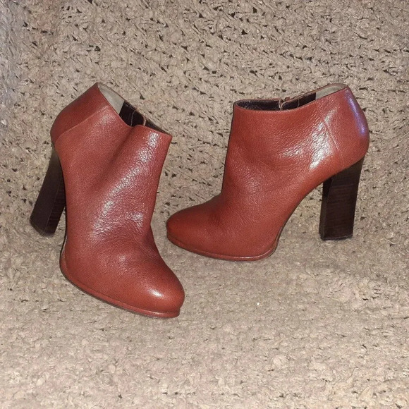 HOSS INTROPIA-ANTHROPOLOGIE-Mahogany Leather-Curved Heel Booties-Sz 39-Excellent - Picture 1 of 7